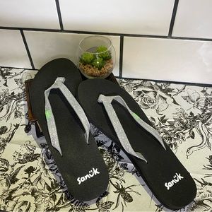 Sanuk size 7 sandals